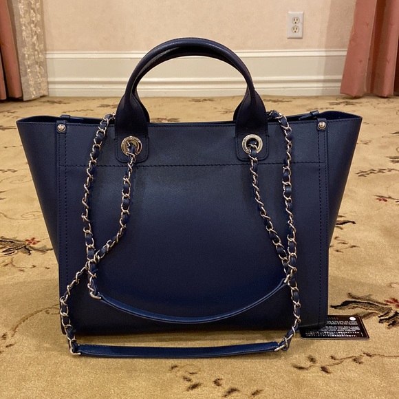 July 4 Special ❤️🤍💙Chanel 💙 Deauville 🤍medium tote bag❤️ - Picture 4 of 7